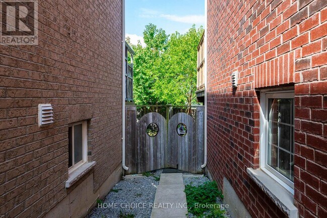 328 Rita's Ave in Newmarket, ON - Building Photo - Building Photo