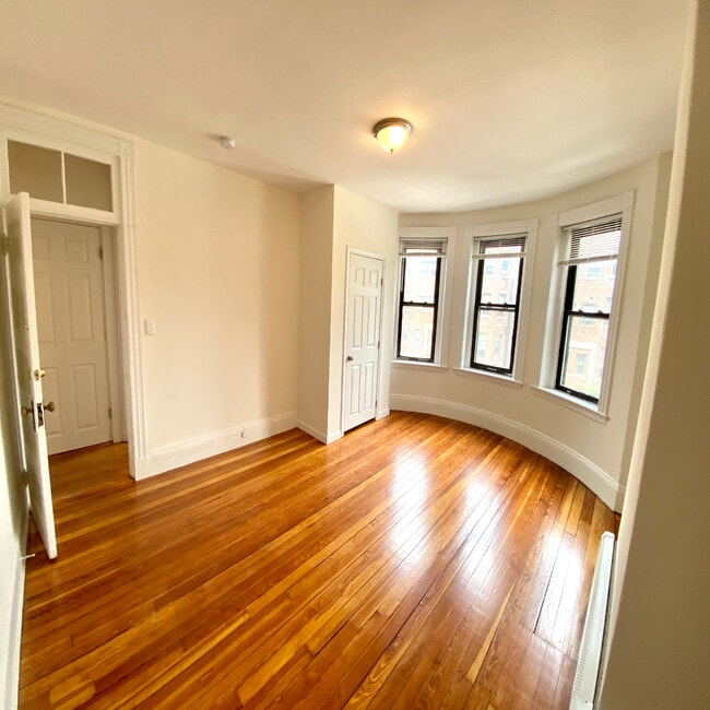 864 Huntington Ave, Unit 1 in Boston, MA - Foto de edificio - Building Photo