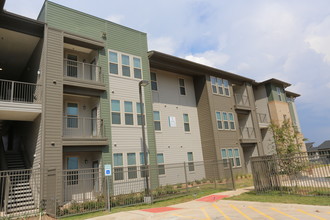 Emerald Village in San Antonio, TX - Building Photo - Building Photo