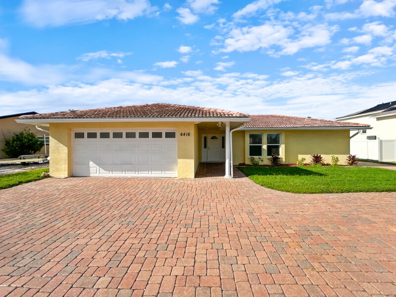 6416 Lake Sunrise Dr in Apollo Beach, FL - Building Photo