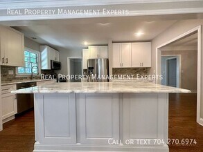 3014 Forest Park Dr in Charlotte, NC - Foto de edificio - Building Photo