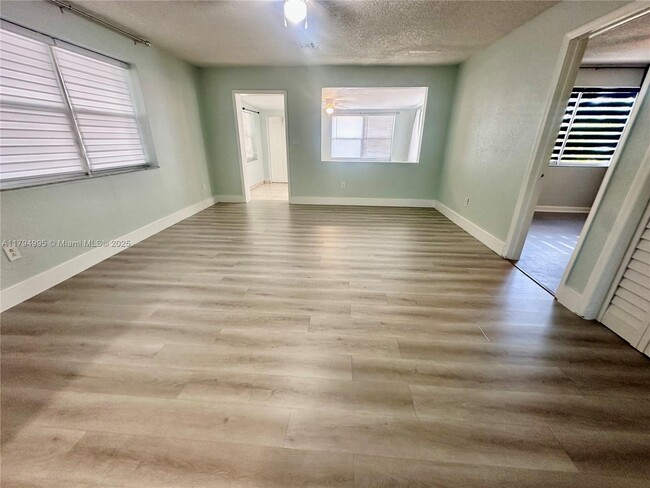 6034 SW 39th St in Miramar, FL - Building Photo - Building Photo