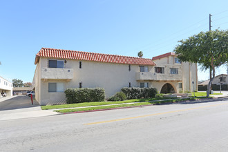 El Cadiz in Oxnard, CA - Foto de edificio - Building Photo