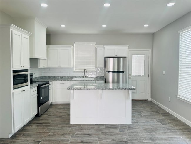 1101 Sugar Gdn Dr in Pharr, TX - Building Photo - Building Photo