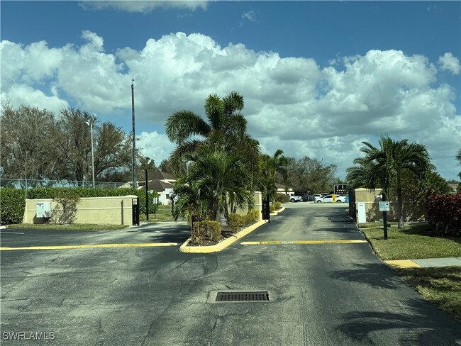 5323 Summerlin Rd in Ft. Myers, FL - Foto de edificio - Building Photo