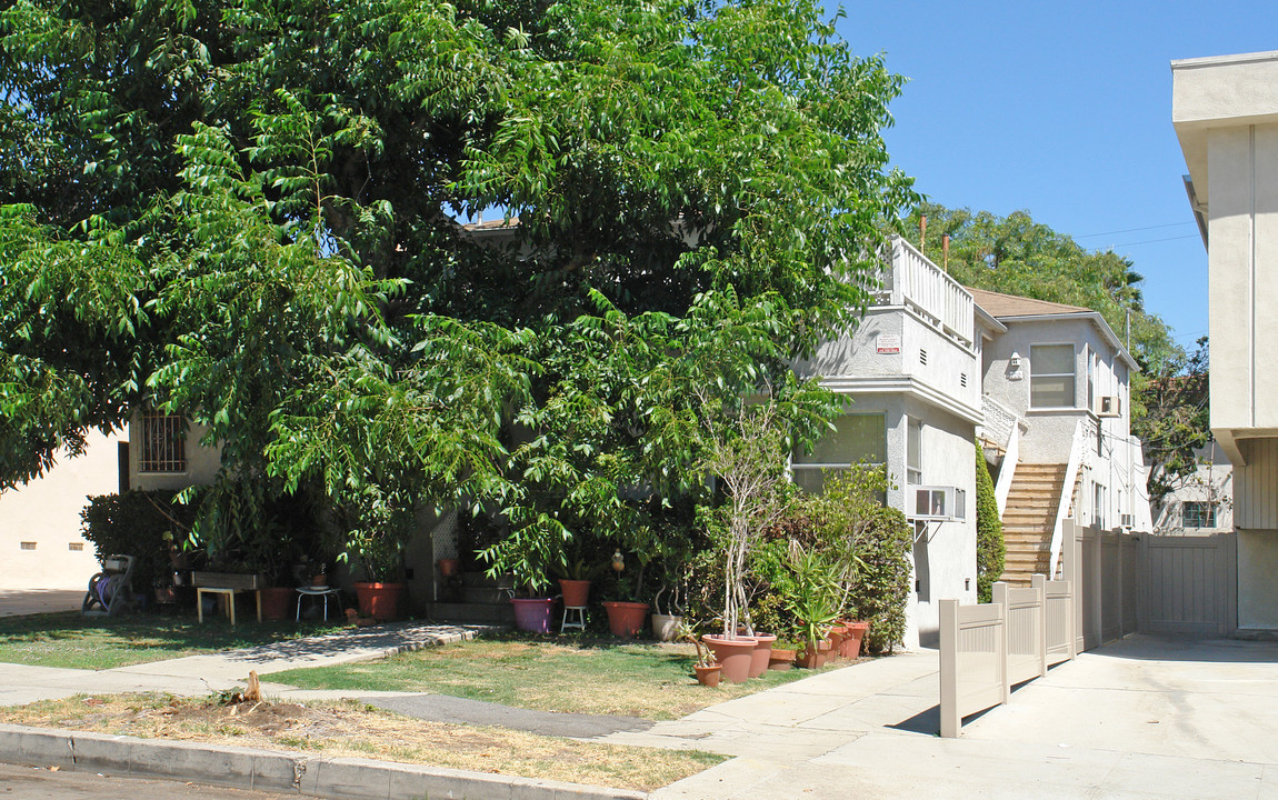 820 N Edinburgh Ave in Los Angeles, CA - Building Photo