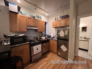 833 Beacon St, Unit 104 in Boston, MA - Foto de edificio - Building Photo