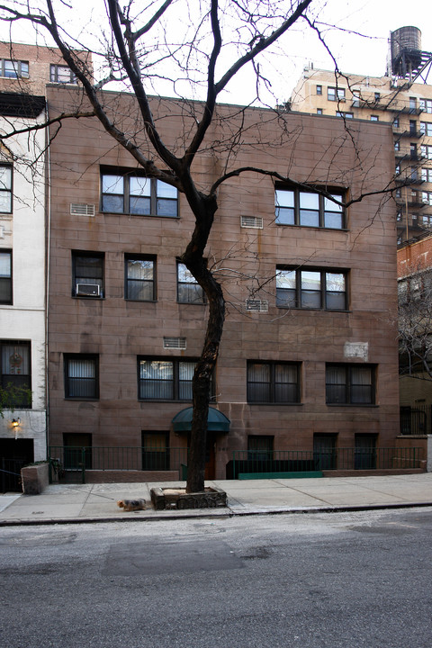 261 W 71st St in New York, NY - Building Photo