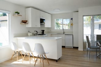 5860 Hazeltine Ave, Unit 10A in Sherman Oaks, CA - Foto de edificio - Building Photo