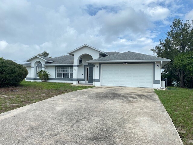 2292 Harding Cir in Deltona, FL - Building Photo