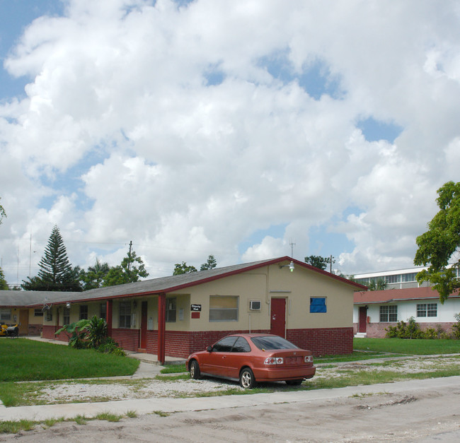 6106-6110 SW 27th St in Miramar, FL - Building Photo - Building Photo