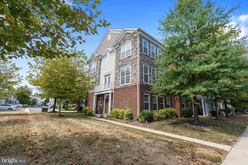 25503 Amber Gate Terrace in Chantilly, VA - Building Photo