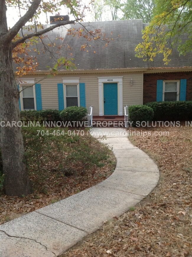 4535 Dawnwood Dr in Charlotte, NC - Building Photo - Building Photo