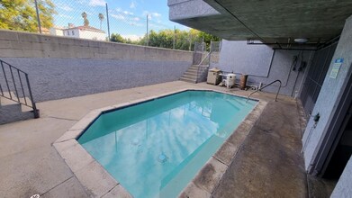 13347 Victory Blvd, Unit 201 in Los Angeles, CA - Foto de edificio - Building Photo
