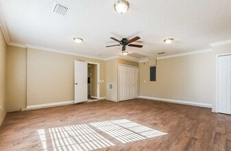 650 4th Ave N in Deltona, FL - Foto de edificio - Building Photo