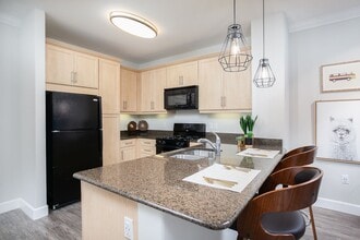 Stadium House Apartments in Anaheim, CA - Foto de edificio - Building Photo