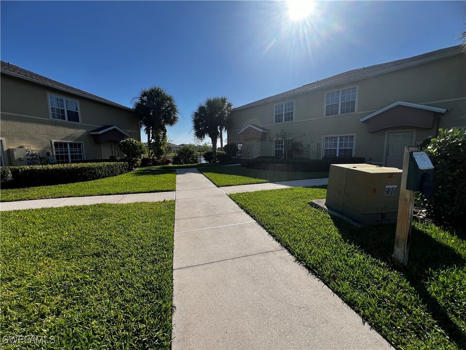 9055 Gervais Cir in Naples, FL - Building Photo