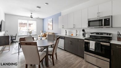 1001 S Center St in Arlington, TX - Foto de edificio - Building Photo