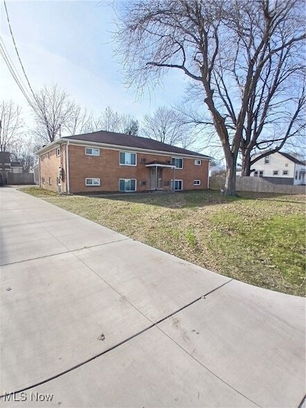 909 Cook Ave, Unit 2 in Youngstown, OH - Building Photo