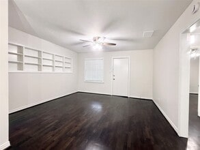 832 S Anderson St in Angleton, TX - Building Photo - Building Photo