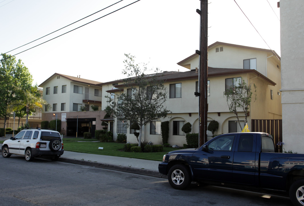 Oak Tree in Hawthorne, CA - Building Photo