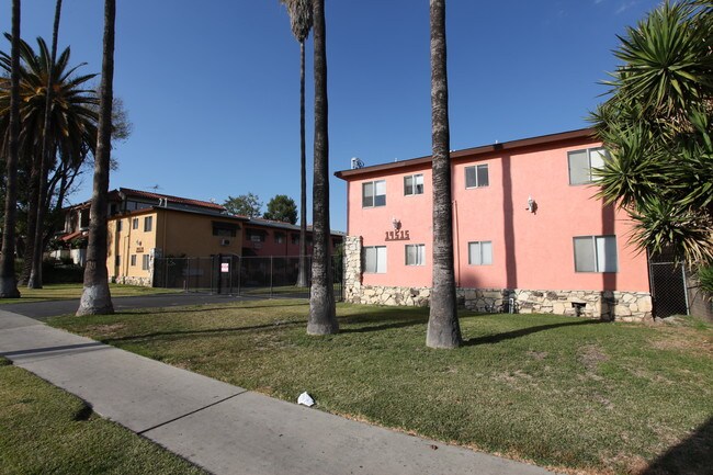 19515-19519 Sherman Way in Reseda, CA - Building Photo - Building Photo