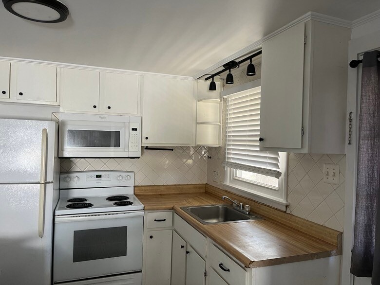 8486 Byrd Rd in Pasadena, MD - Building Photo