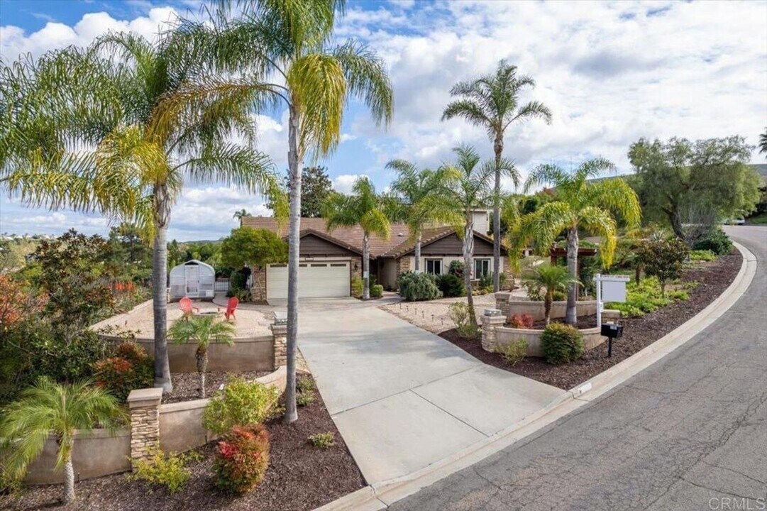 1101 La Sombra Dr in San Marcos, CA - Foto de edificio