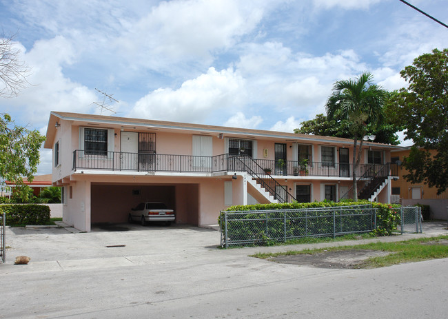 2061 SW 4th St in Miami, FL - Building Photo - Building Photo