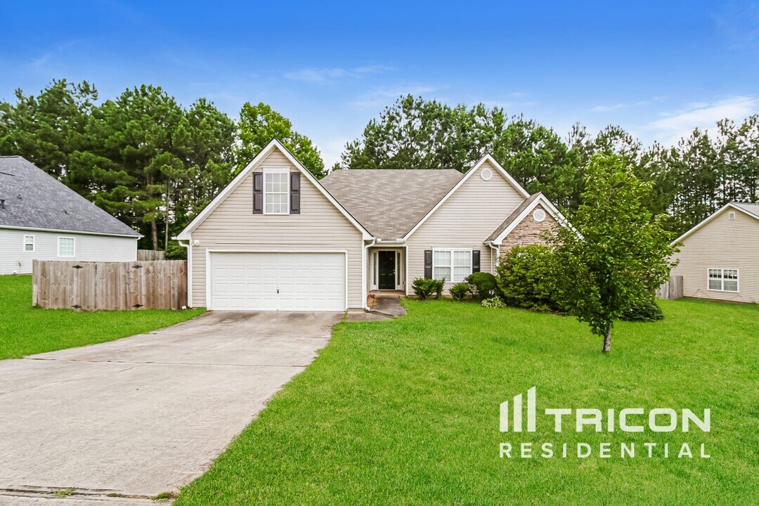 806 Tucker Trail in Loganville, GA - Building Photo