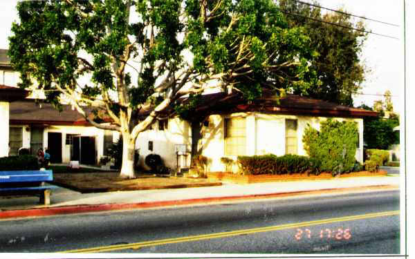 2745 E 10th St in Long Beach, CA - Foto de edificio - Building Photo