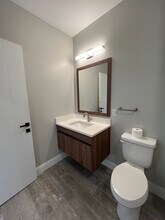 8 Central St, Unit 209 in Somerville, MA - Foto de edificio - Building Photo
