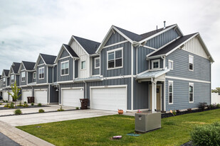 Courtyard at Green Farm Apartments