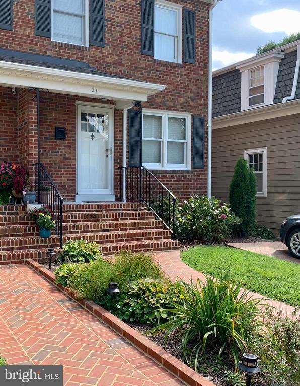 property at 21 E Oak St