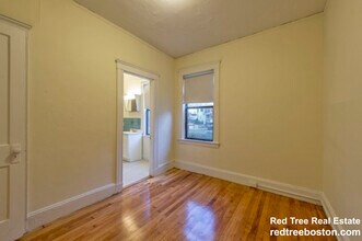 24 Hamilton Rd in Brookline, MA - Foto de edificio - Building Photo