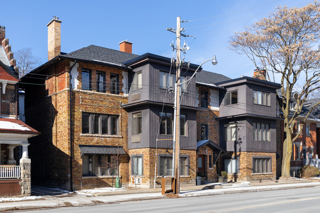 142 Spadina Rd in Toronto, ON - Building Photo