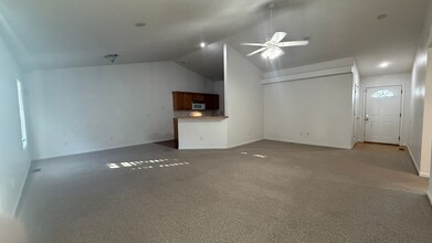 21053 Larson Rd in Waynesville, MO - Foto de edificio - Building Photo