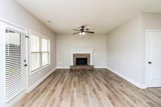 235 Summer Gate Ln in Villa Rica, GA - Foto de edificio - Building Photo