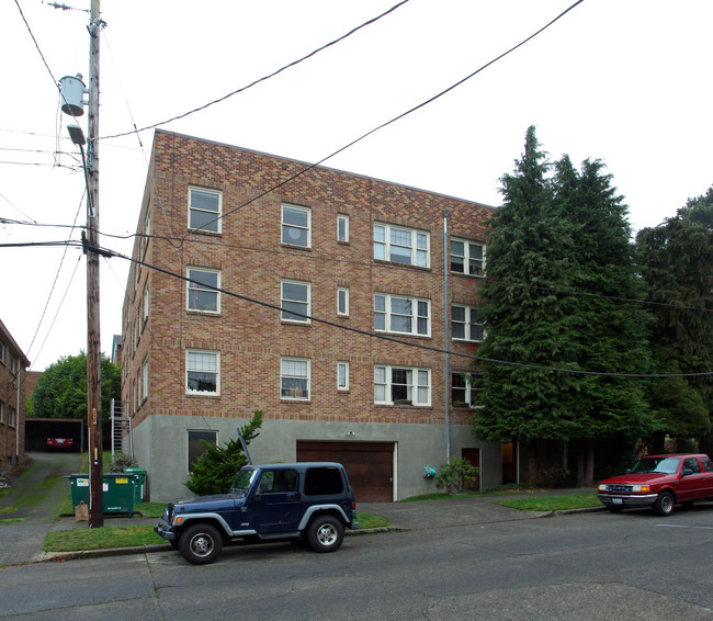 Camelot Apartments in Seattle, WA - Building Photo - Building Photo