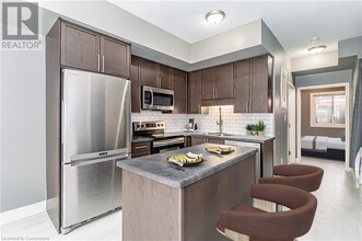 689 Doon Village Rd in Kitchener, ON - Building Photo - Building Photo
