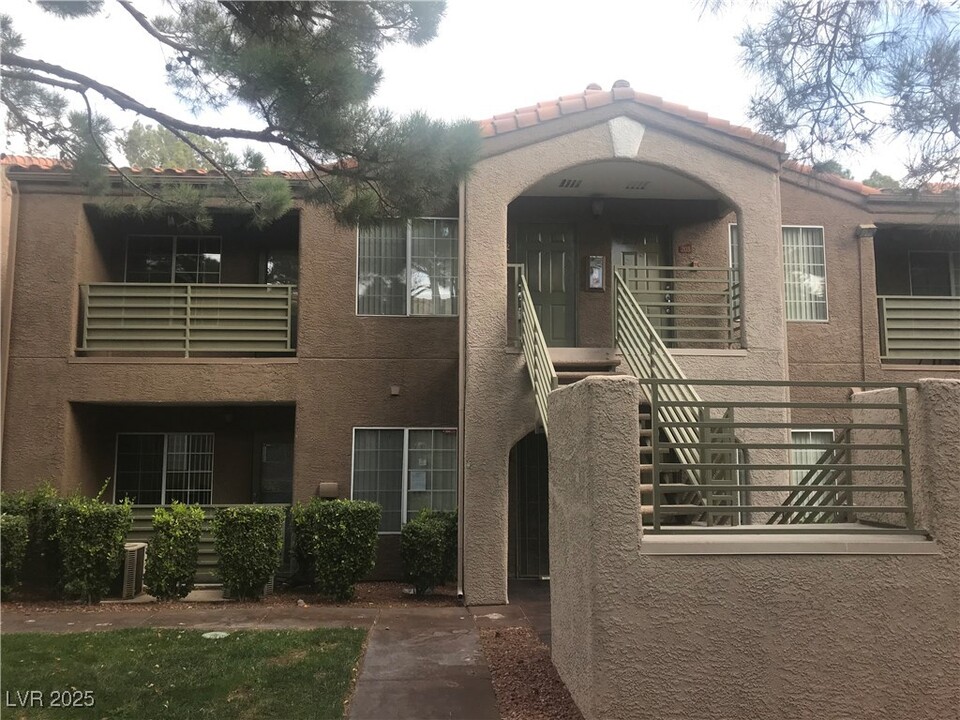 2121 Sealion Dr in Las Vegas, NV - Building Photo