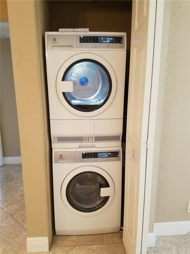 10926 Royal Palm Blvd in Coral Springs, FL - Building Photo - Building Photo