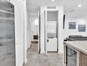 6410 NW 102nd Path, Unit 6410-302 in Doral, FL - Foto de edificio - Building Photo