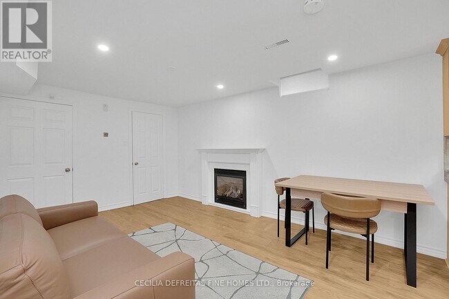 40 Venetian Crescent in Vaughan, ON - Building Photo - Building Photo