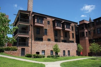 Welch Hotel Senior Apartments in Muscatine, IA - Foto de edificio - Building Photo