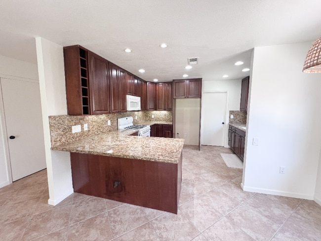 77215 Minnesota Ave in Palm Desert, CA - Foto de edificio - Building Photo