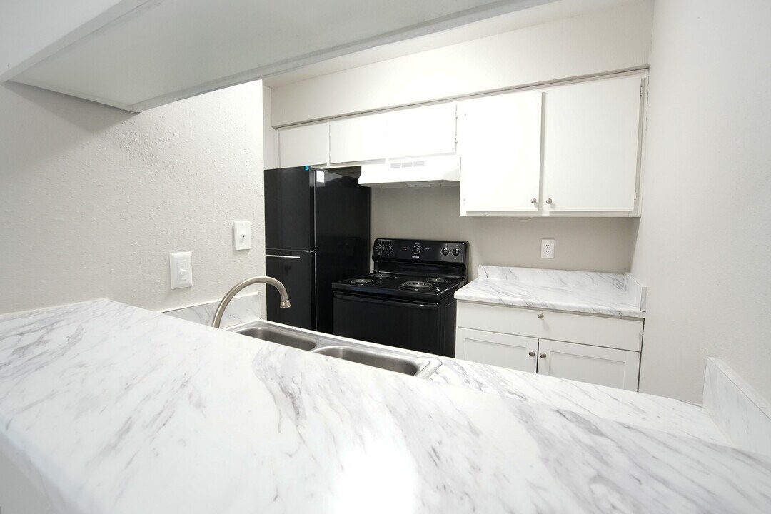 12550 John F Kennedy Blvd in Houston, TX - Building Photo