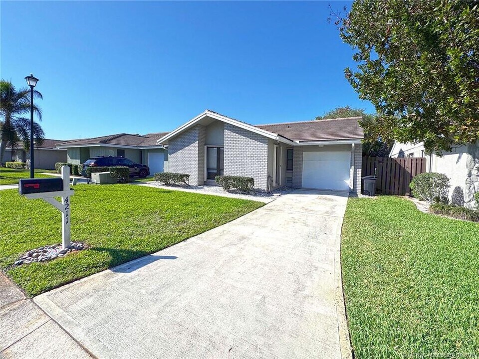 4211 SW Egret Pond Terrace in Palm City, FL - Building Photo