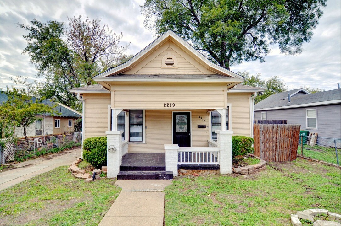 2219 Refugio Ave in Fort Worth, TX - Building Photo