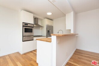 8233 Blackburn Ave in Los Angeles, CA - Building Photo - Building Photo